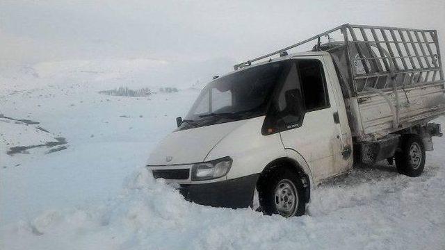 Kara Saplanan Kamyonet Son Anda Uçuruma Yuvarlanmaktan Kurtuldu 1