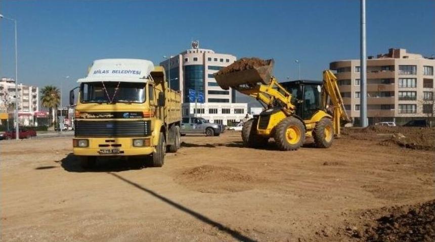 Milas&rsquo;ta &Uuml;&ccedil;yol Kavşağı&rsquo;nda Peyzaj D&uuml;zenlemeleri Başladı