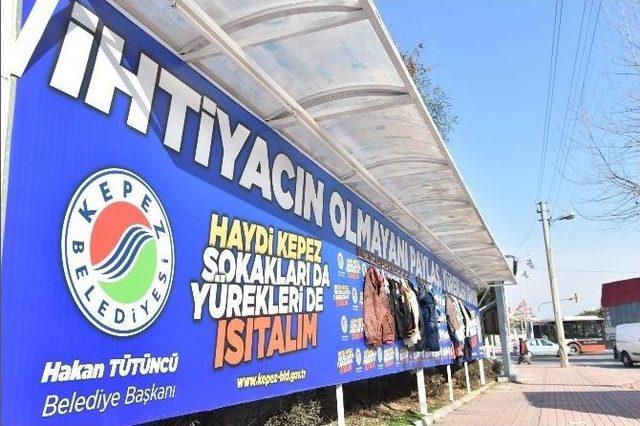 Kepez Belediyesi Askıda Elbise Kampanyası Devam Ediyor