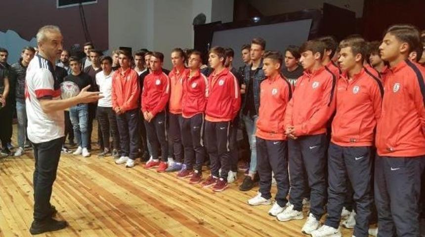 Maç Kazanan Futbolcular, 'münaşaka' Oyununu Izledi