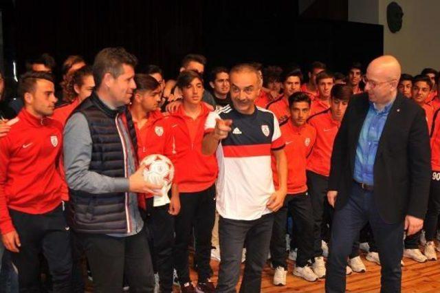 Maç Kazanan Futbolcular, 'münaşaka' Oyununu Izledi