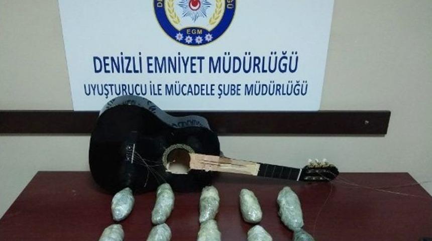 Uyuşturucuları Gitarın İ&ccedil;ine Saklamışlar
