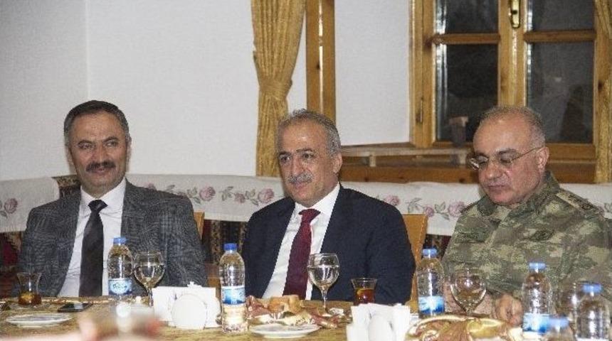 Rekt&ouml;r &Ccedil;omaklı&rsquo;dan Adalet Akademisi Başkanı Yılmaz Ak&ccedil;il&rsquo;e Yemek