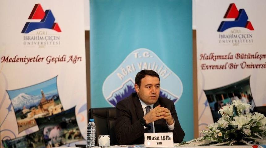 Ağrı Valisi Musa Işın Ve Rekt&ouml;r Prof. Dr. Abdulhalik Karabulut &Uuml;niversite &Ouml;ğrencileriyle Buluştu