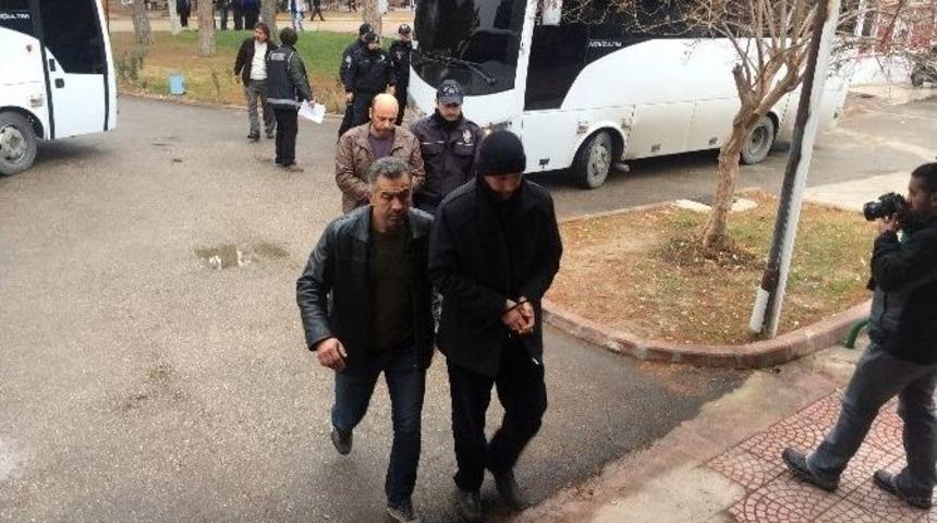 Adana&rsquo;da Fet&ouml; Ş&uuml;phelisi Polisler Adliyeye Sevk Edildi