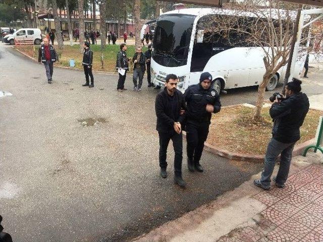 Adana&rsquo;da Fet&ouml; Ş&uuml;phelisi Polisler Adliyeye Sevk Edildi 1