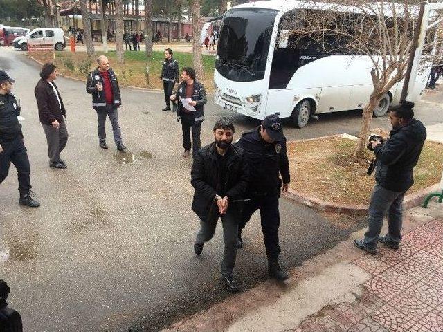 Adana&rsquo;da Fet&ouml; Ş&uuml;phelisi Polisler Adliyeye Sevk Edildi 2