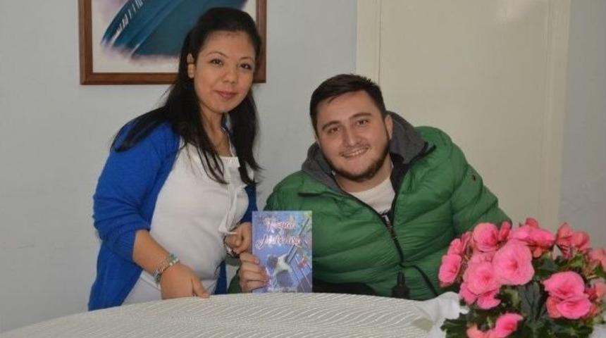 Bedensel Engelli Lise &Ouml;ğrencisi İlk Kitabını &Ccedil;ıkardı
