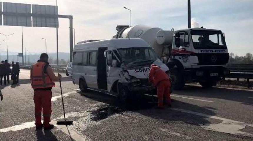 Engelli Öğrencileri Taşıyan Minibüs Kamyona Çarptı: 6 Yaralı