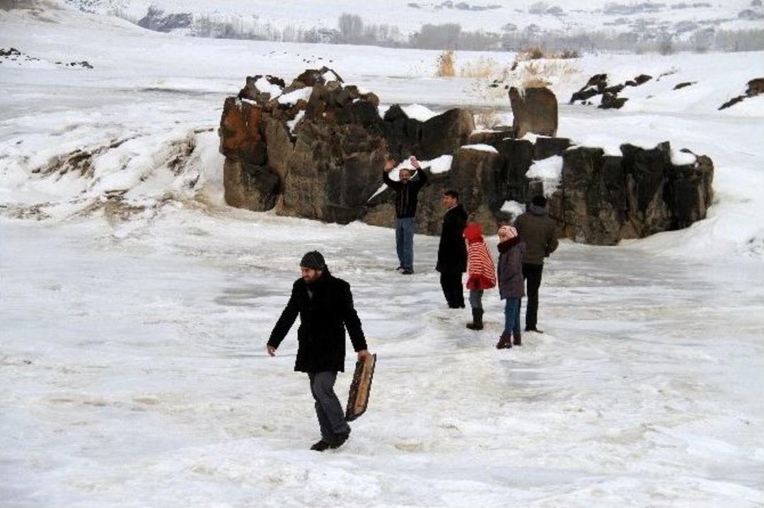 Buz Tutan Bendimahi &Ccedil;ayı&rsquo;nda Kayak Yapıp Semaver &Ccedil;ayı İ&ccedil;tiler