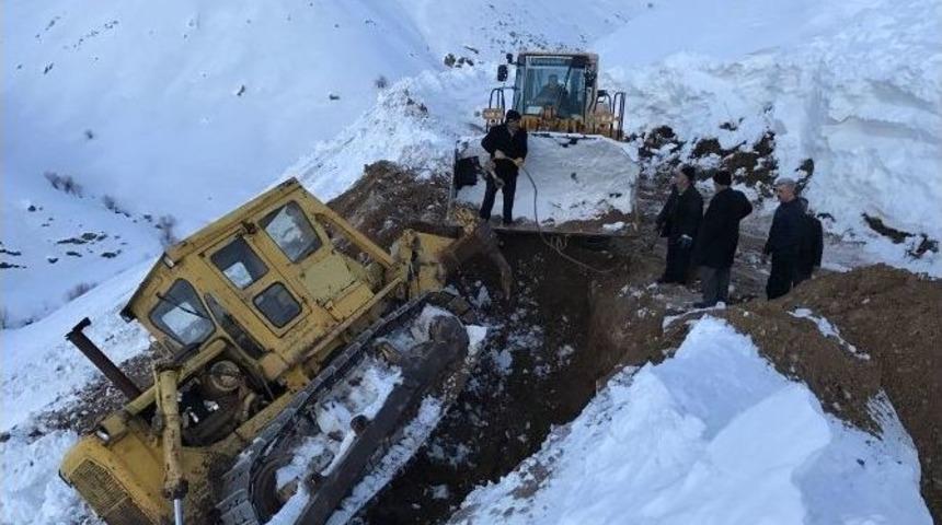 K&ouml;y Yolunu A&ccedil;an Dozer Şarampole Devrildi