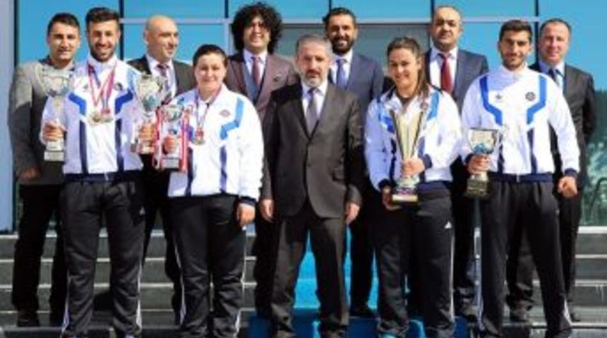 Rektör Biber, Üniversitenin Şampiyon Sporcularını Tebrik Etti