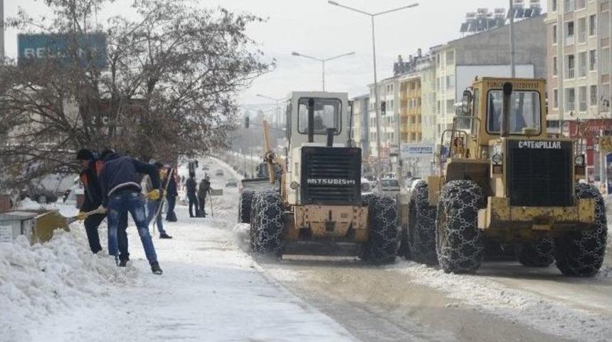 Tunceli Belediyesi Karla M&uuml;cadele &Ccedil;alışmalarını S&uuml;rd&uuml;r&uuml;yor