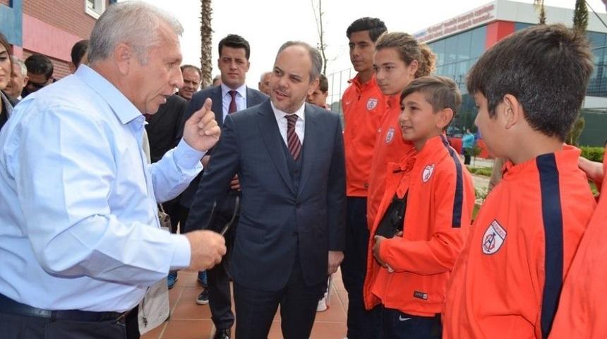 Bakan Kılı&ccedil;, Altınordu Tesislerini Gezip Penaltı Atışı Yaptı