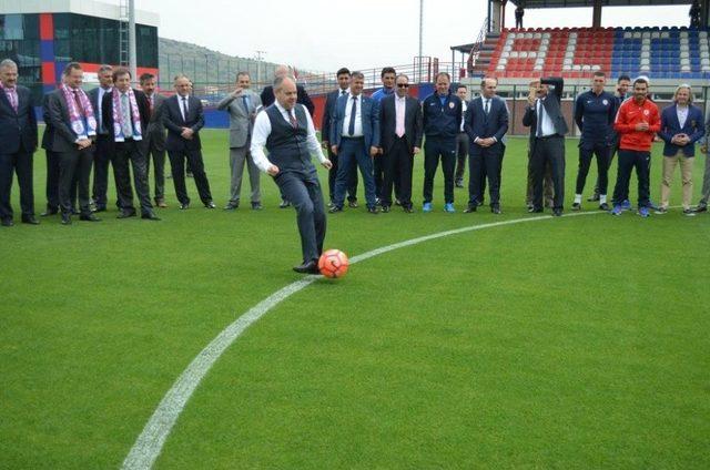 Bakan Kılı&ccedil;, Altınordu Tesislerini Gezip Penaltı Atışı Yaptı 1