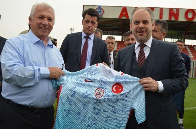 Bakan Kılı&ccedil;, Altınordu Tesislerini Gezip Penaltı Atışı Yaptı 2