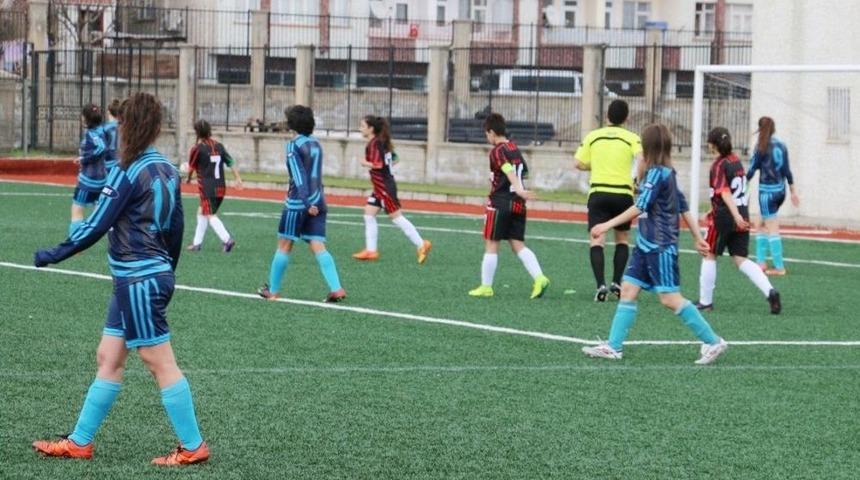 Kadınlar Futbol Ma&ccedil;ında Kavga &Ccedil;ıktı