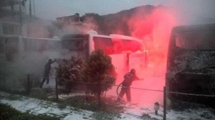 Ka&ccedil;ak&ccedil;ılar, 4 Yolcu Otob&uuml;s&uuml;n&uuml; Benzin D&ouml;kerek Yaktı