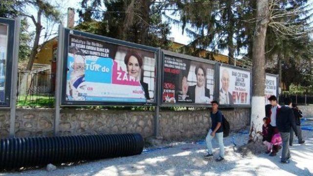 Malatya'da Akşener'in Afişleri Yırtıldı