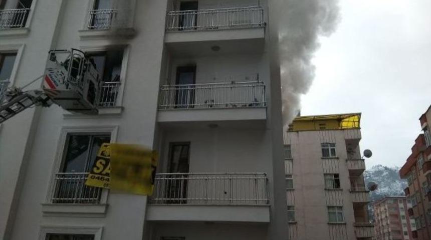 Rize&rsquo;de Bir Apartman Dairesinde &Ccedil;ıkan Yangın Paniğe Neden Oldu