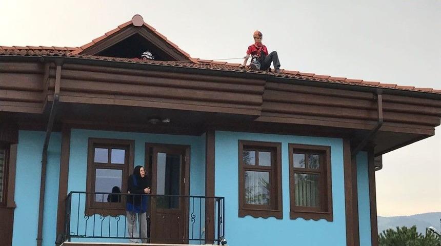 &Ccedil;atıda Mahsur Kalan Kırlangıcın İmdadına Nak Yetişti