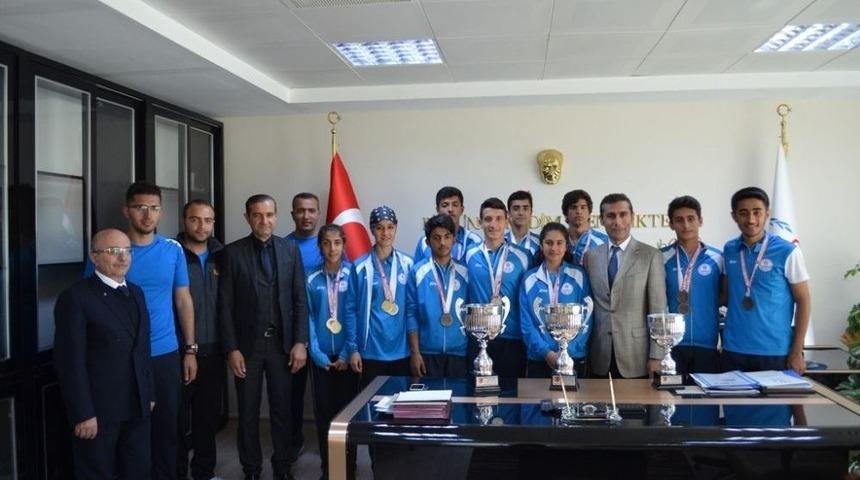 Adıyamanlı K&uuml;rek&ccedil;iler Madalyalarla D&ouml;nd&uuml;