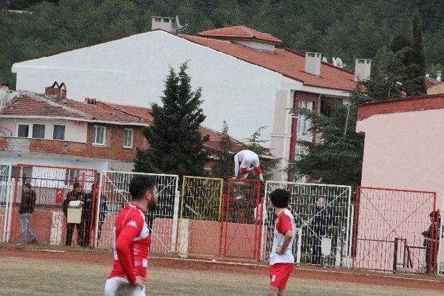 Kırmızı Kart G&ouml;ren Sporcu Tellerin &Uuml;st&uuml;nden Atladı 1