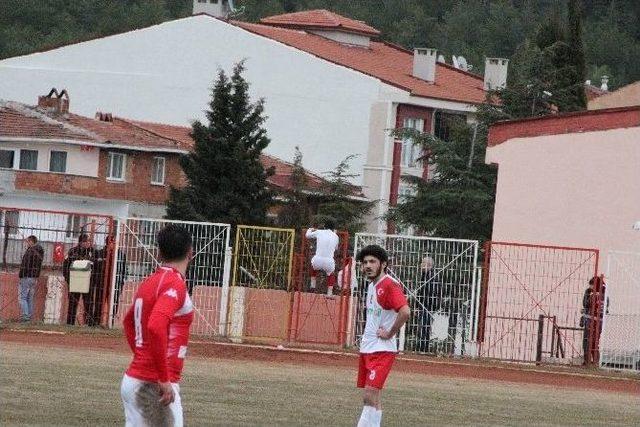 Kırmızı Kart G&ouml;ren Sporcu Tellerin &Uuml;st&uuml;nden Atladı 2