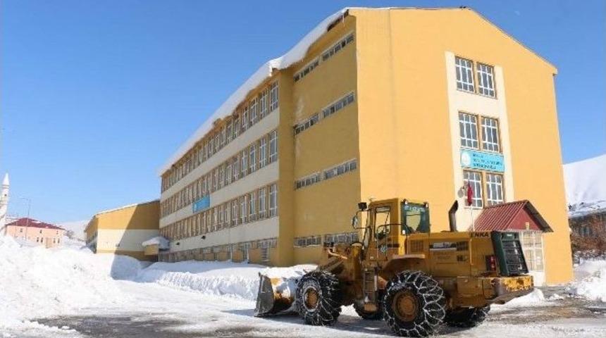 Bitlis&rsquo;te Okul Bah&ccedil;eleri Ve Kaldırımlar Kardan Temizleniyor