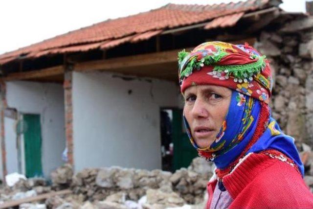 Ayvacık Açıklarında 5.5 lik Deprem; 4 Kişi Yaralandı, Evler Hasar Gördü -Yeniden 1