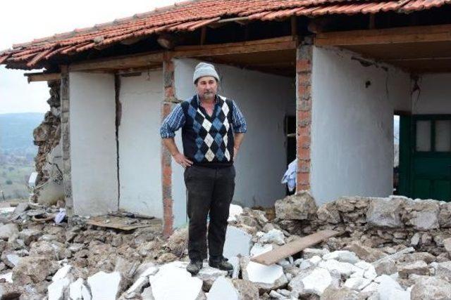 Ayvacık Açıklarında 5.5 lik Deprem; 4 Kişi Yaralandı, Evler Hasar Gördü -Yeniden 2