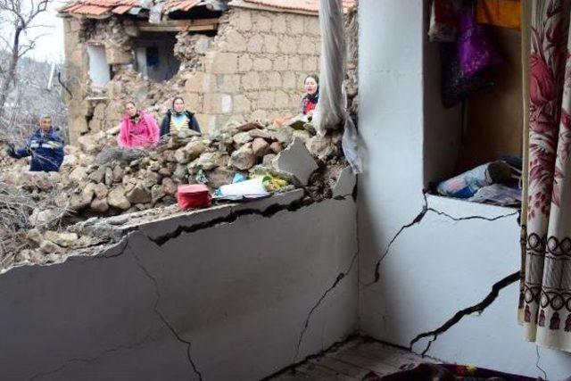 Ayvacık A&ccedil;ıklarında 5.5 lik Deprem; 4 Kişi Yaralandı, Evler Hasar G&ouml;rd&uuml; -Yeniden 3