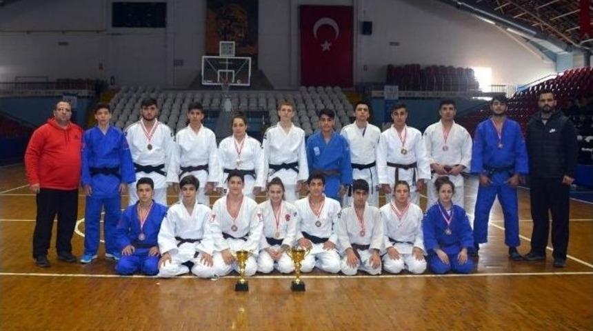B&uuml;y&uuml;kşehirin Judocuları Yine Zirvede