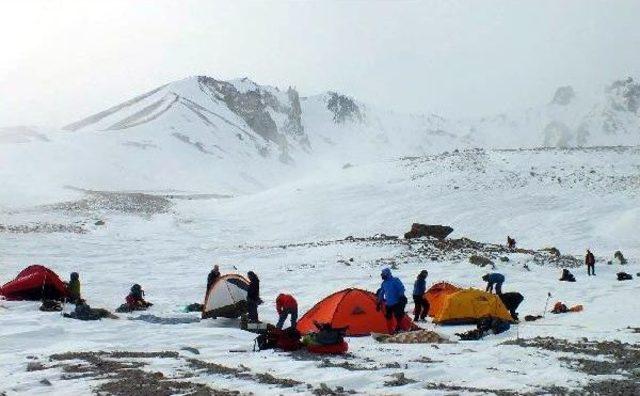 Erciyes'te Dağcılar, Çığ Nedeniyle Zirveye Ulaşamadı