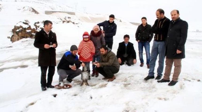 Buz Tutan Balık Bendinde, &Ccedil;ay I&ccedil;ip, Kayak Yaptılar