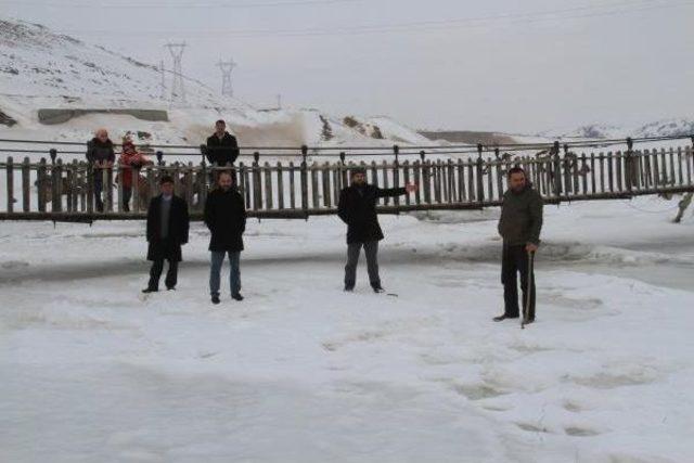 Buz Tutan Balık Bendinde, Çay Içip, Kayak Yaptılar