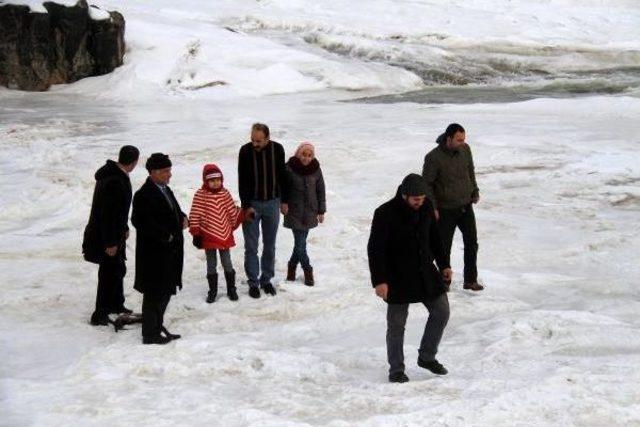 Buz Tutan Balık Bendinde, Çay Içip, Kayak Yaptılar