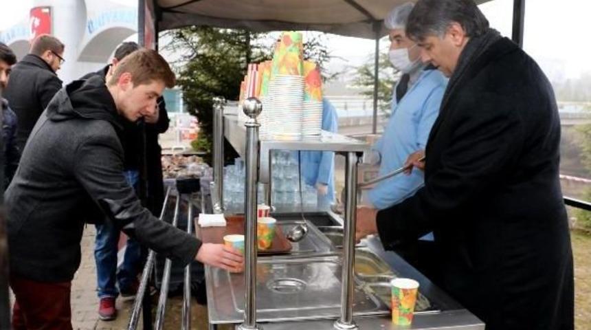 Karab&uuml;k &Uuml;niversitesi'nde &Ouml;ğrencilere &Ccedil;orbalı Karşılama