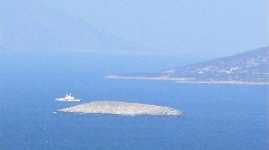 T&uuml;rk Sahil G&uuml;venliği Kardak Kayalıklarının Arkasına Ge&ccedil;ti