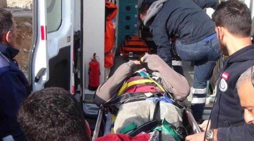 Nusaybin&rsquo;de Kum Yığınlarının Altında Kalan İş&ccedil;i Kurtarıldı