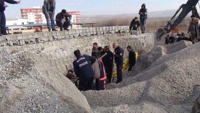 Nusaybin’de Kum Yığınlarının Altında Kalan İşçi Kurtarıldı