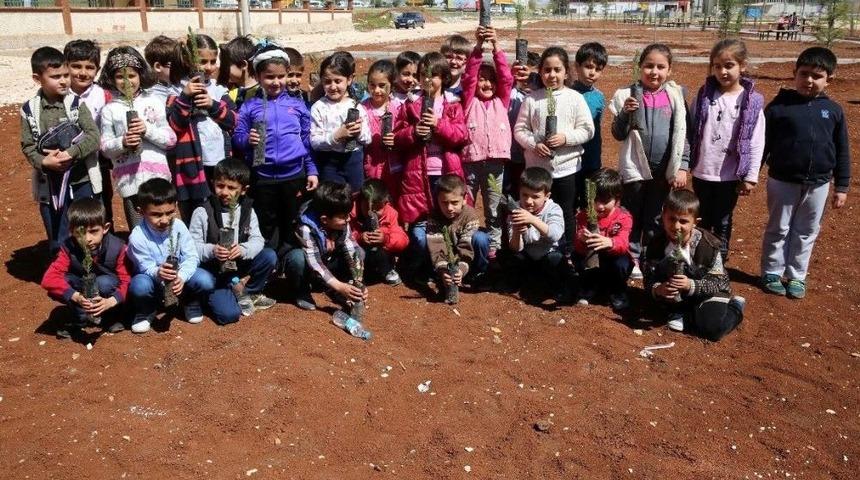 Minik &Ouml;ğrenciler Diktikleri Fidanlarla Parkı Yeşillendirdi