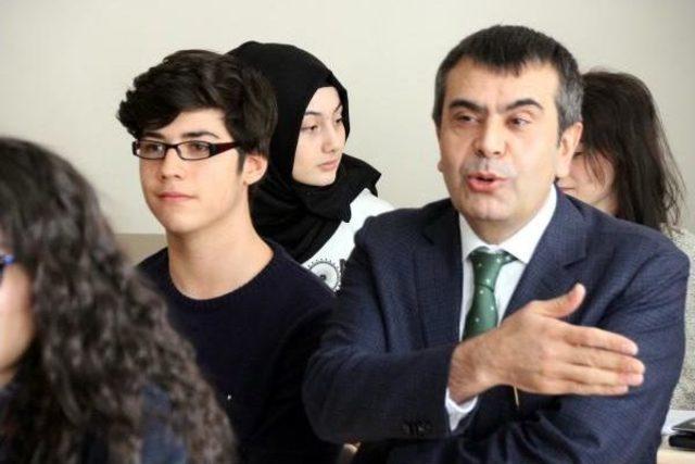 Müsteşar Tekin'den Öğrenciye Müjde: Müfredat Hafifletildi