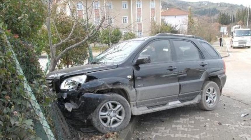 Cip Ile Otomobil &Ccedil;arpıştı: 5 Yaralı