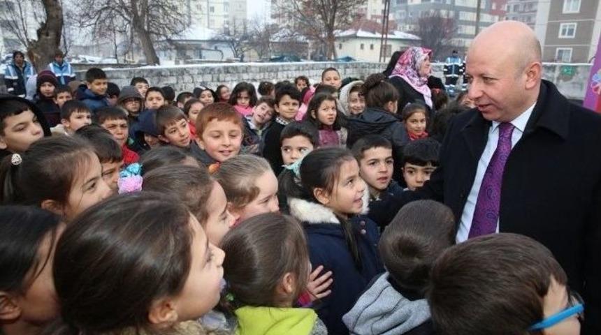 Başkan &Ccedil;olakbayrakdar, Kocasinanlı &Ouml;ğrencilerle Bir Arada