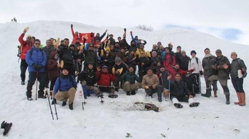 Doğaseverler Zirveye Kar &Uuml;zerinde Y&uuml;r&uuml;yerek Tırmandı