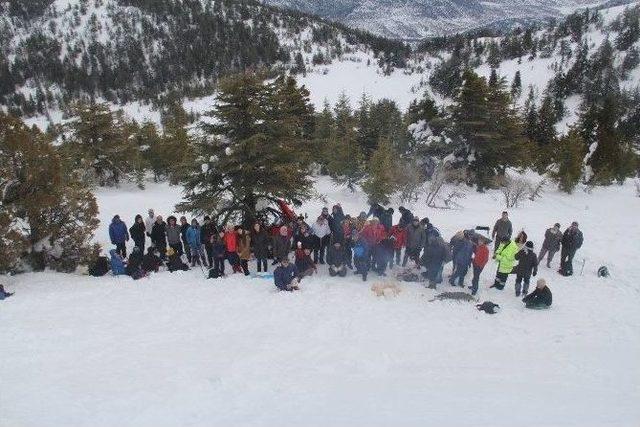 Doğaseverler Zirveye Kar Üzerinde Yürüyerek Tırmandı