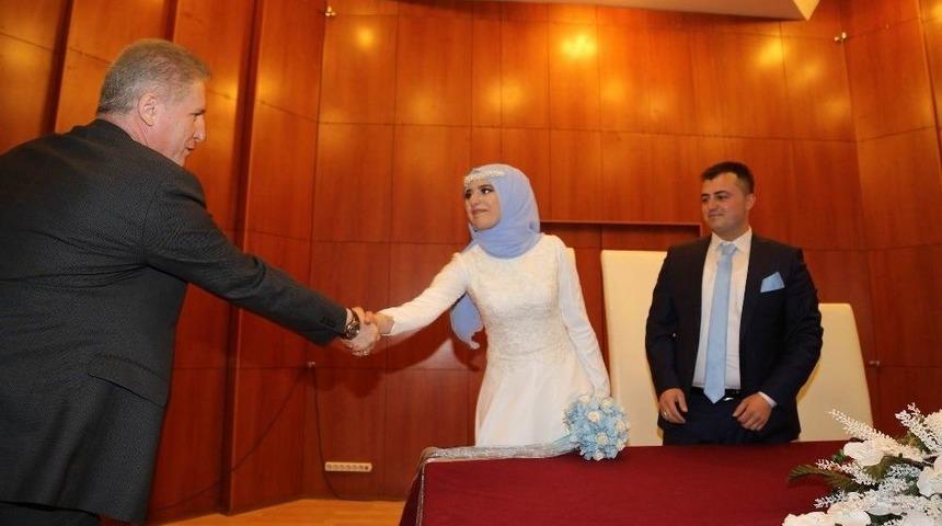 Sosyal Medyadan Nikah Daveti Alan Vali G&uuml;l&rsquo;den &Ccedil;ifte Nikah S&uuml;rprizi