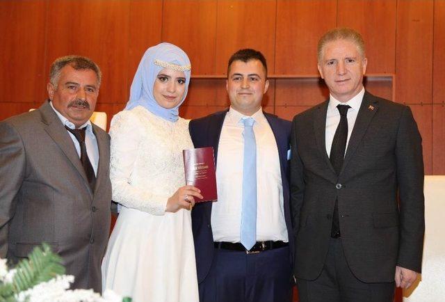 Sosyal Medyadan Nikah Daveti Alan Vali Gül’den Çifte Nikah Sürprizi