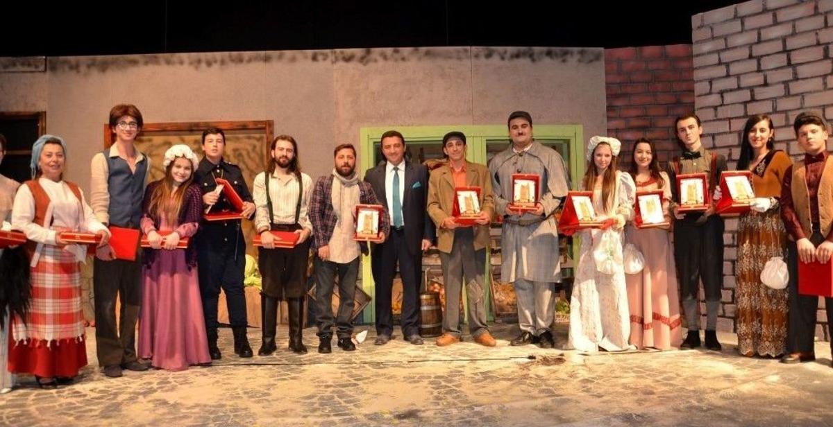 Boz&uuml;y&uuml;k Belediyesi Tiyatro Topluluğu &ldquo;kulaktan Kulağa&rdquo; Adlı Oyunu Sahneledi